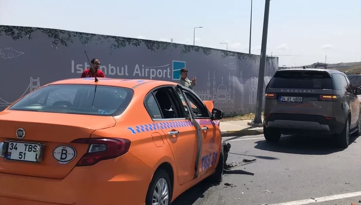 İstanbul’da Havalimanı çıkışında ticari taksi arabaya çarptı