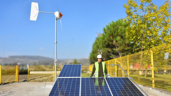 Lise öğrencisi Demir Çolak, deprem bölgesindeki okulu yeşil enerjiye kavuşturdu